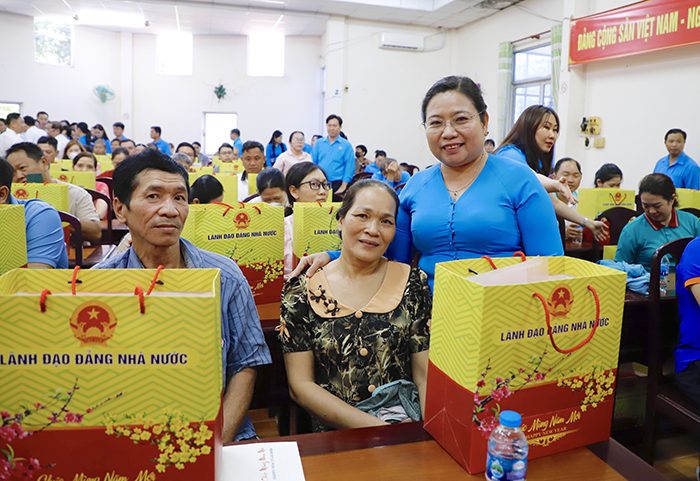 Ông Lê Quang Mạnh tặng quà Tết cho đoàn viên, người lao động Cần Thơ