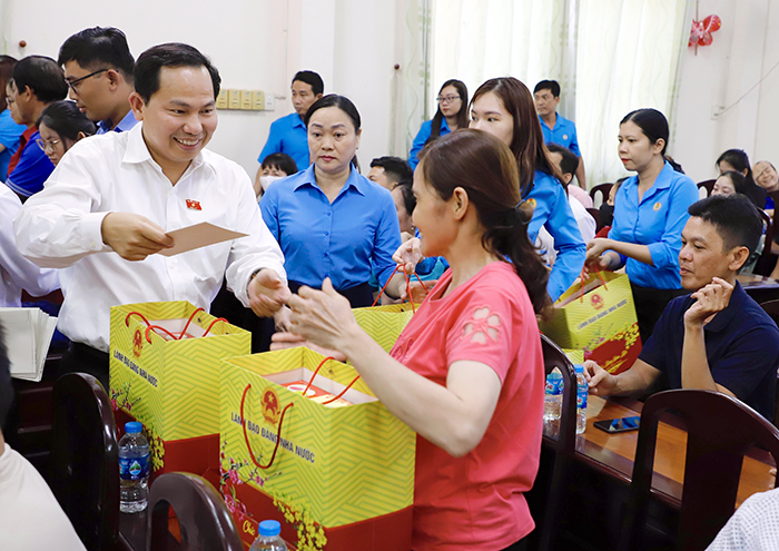 Ông Lê Quang Mạnh tặng quà Tết cho đoàn viên, người lao động Cần Thơ