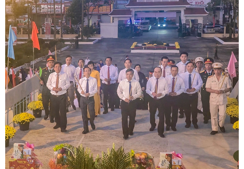 Lãnh đạo thành phố viếng nghĩa trang liệt sĩ Sóc Trăng