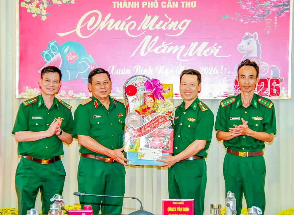 Bộ Tư lệnh Quân khu 9 chúc Tết cán bộ, chiến sĩ Bộ đội Biên phòng TP Cần Thơ