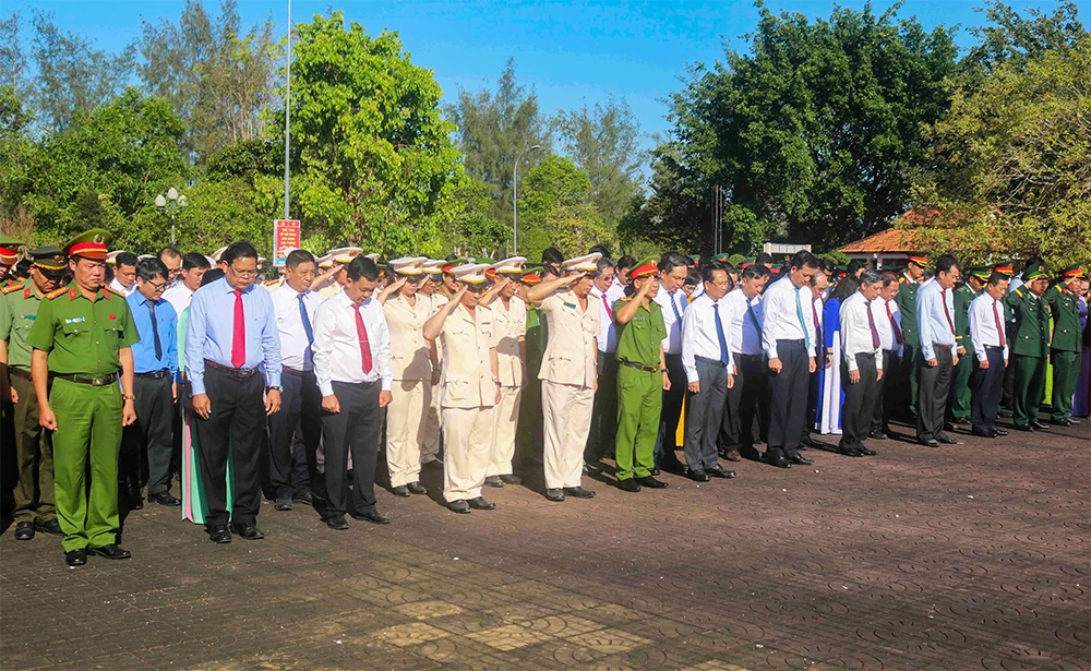 Lãnh đạo TP Cần Thơ dâng hương, dâng hoa viếng Đền thờ Bác Hồ tại xã An Thạnh