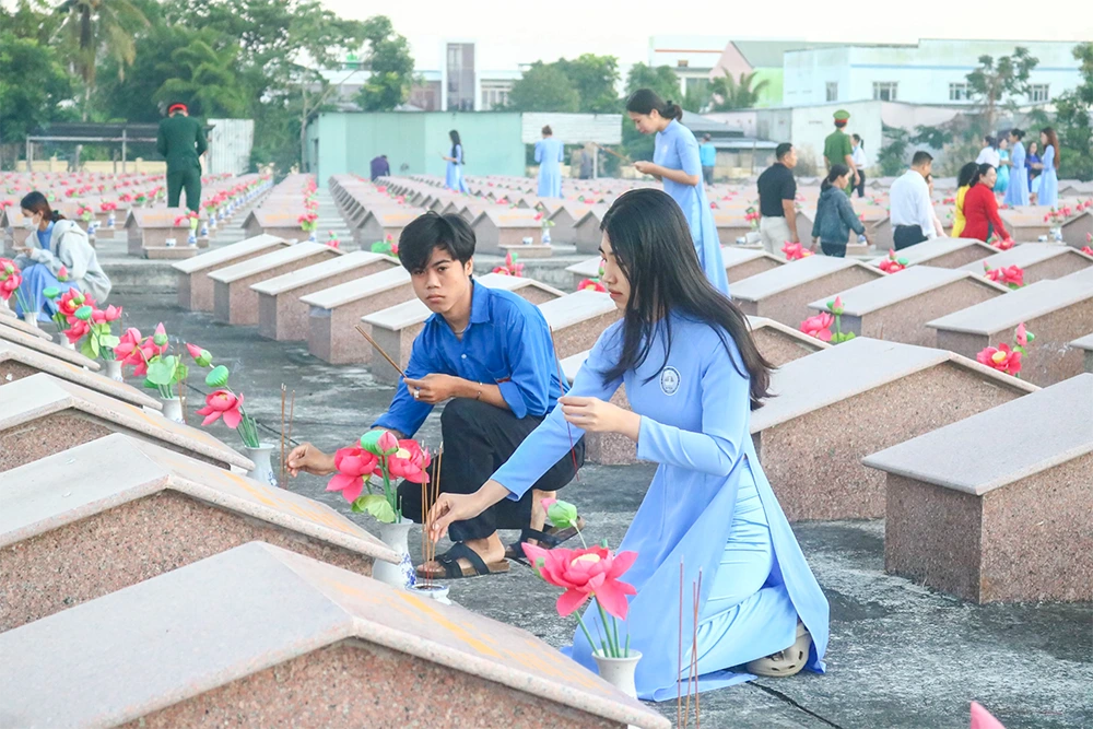 Đoàn đại biểu TP Cần Thơ viếng Nghĩa trang Liệt sĩ phường Mỹ Xuyên