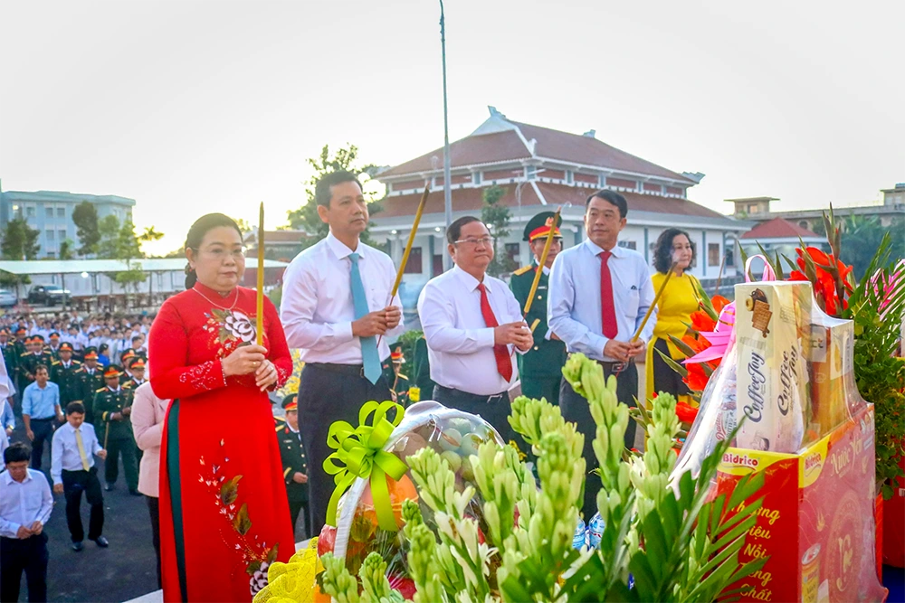 Đoàn đại biểu TP Cần Thơ viếng Nghĩa trang Liệt sĩ phường Mỹ Xuyên