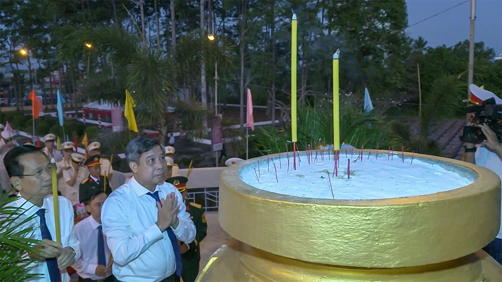 Lãnh đạo thành phố viếng nghĩa trang liệt sĩ Sóc Trăng