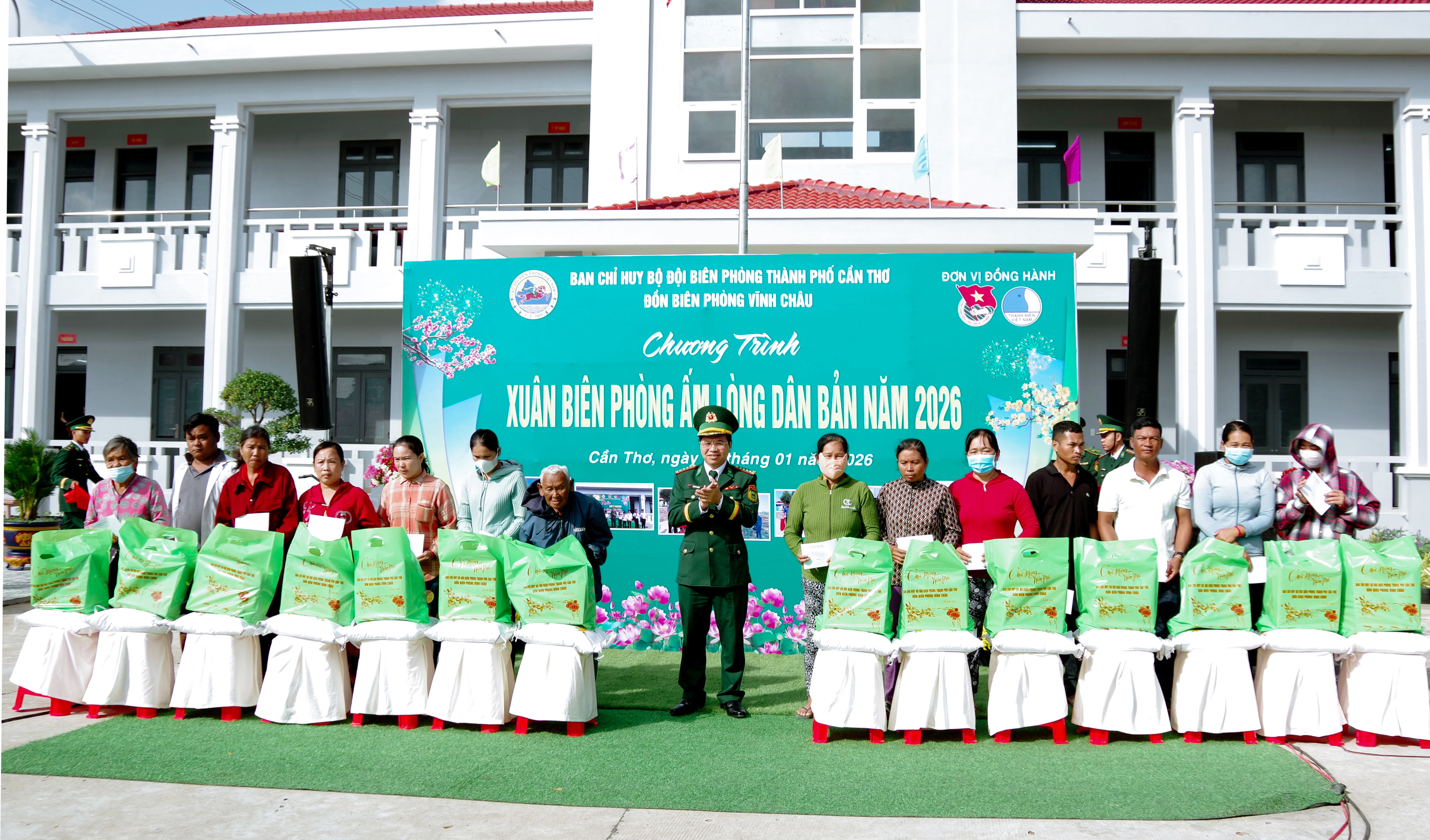 កក់ក្តៅទឹកចិត្តប្រជាជនតំបន់ព្រំដែនសង្កាត់វិញចូវ