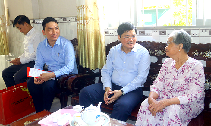 Lãnh đạo Thành ủy thăm chúc Tết gia đình nguyên lãnh đạo thành phố và các bệnh viện