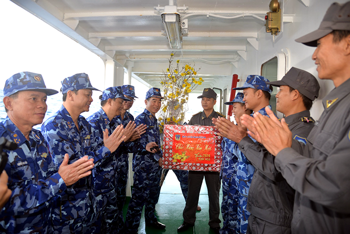 Cảnh sát biển Việt Nam thắp hương, tưởng niệm anh hùng liệt sĩ, ngư dân hy sinh vì biển, đảo