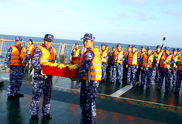 Cảnh sát biển Việt Nam thắp hương, tưởng niệm anh hùng liệt sĩ, ngư dân hy sinh vì biển, đảo
