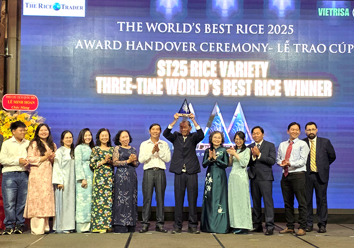 Trao cúp “Gạo ngon nhất thế giới năm 2025” cho gạo Ông Cua ST25 của Việt Nam