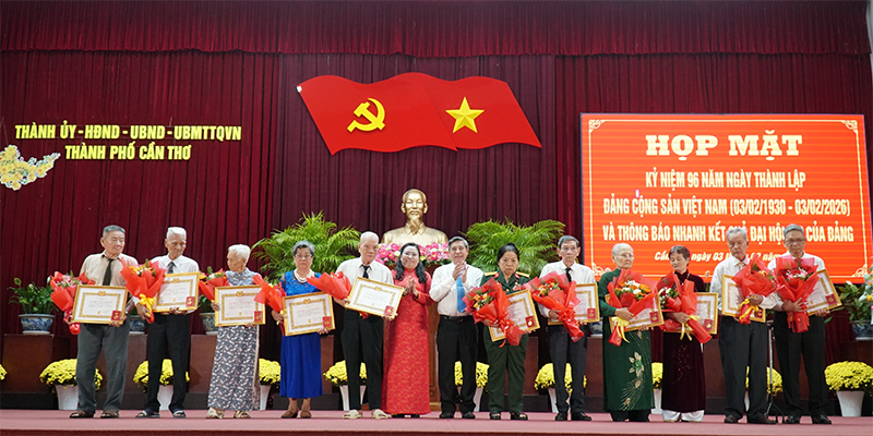 TP Cần Thơ họp mặt kỷ niệm 96 năm Ngày thành lập Đảng Cộng sản Việt Nam