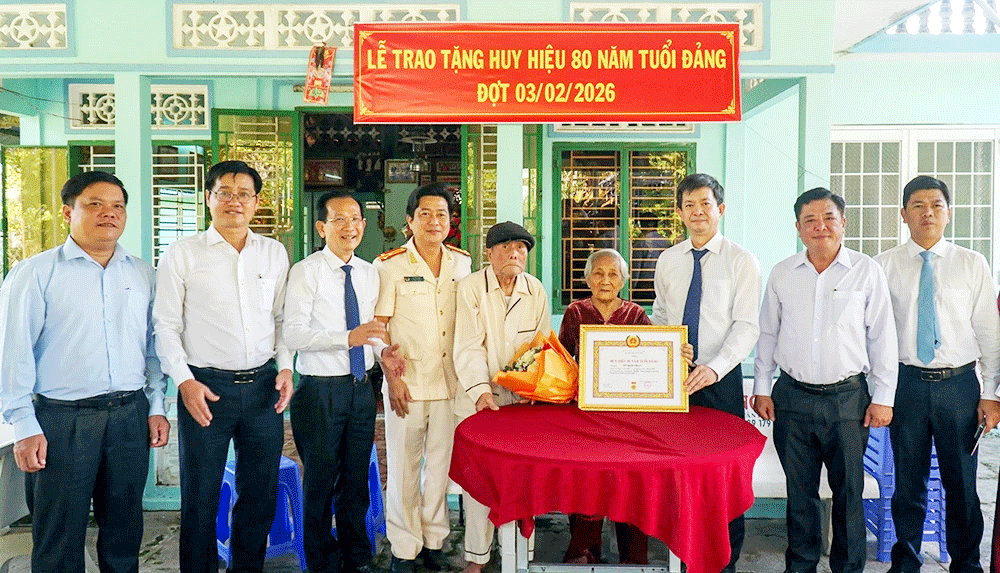 ថ្នាក់ដឹកនាំក្រុងជូនសញ្ញាលក្ខន៍អាយុបក្ស៨០ឆ្នាំ និង៧០ឆ្នាំ ជូនដល់បក្ខជន