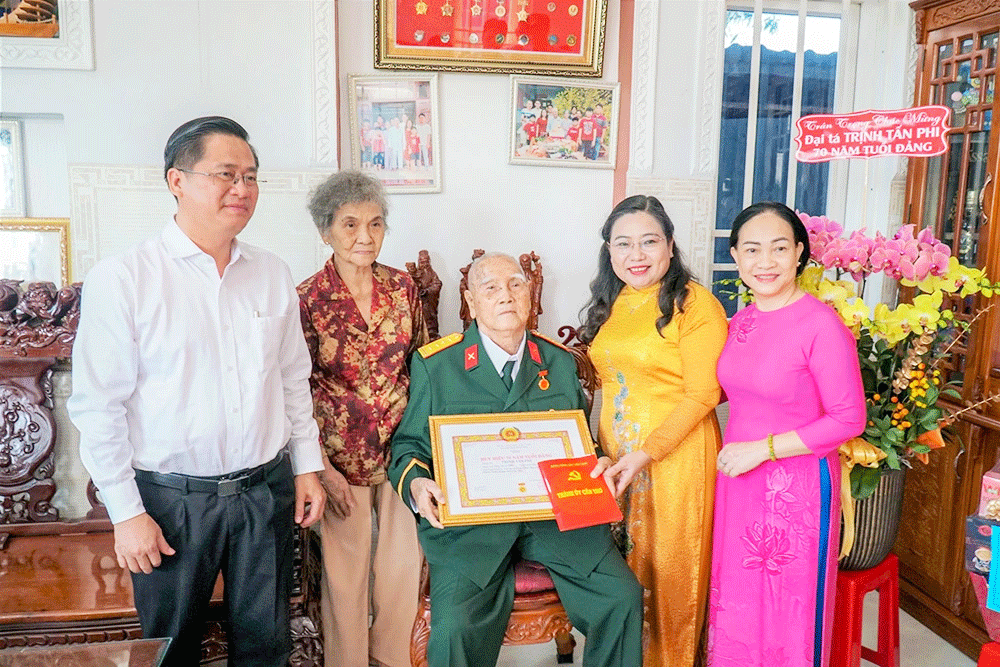 ថ្នាក់ដឹកនាំក្រុងជូនសញ្ញាលក្ខន៍អាយុបក្ស៨០ឆ្នាំ និង៧០ឆ្នាំ ជូនដល់បក្ខជន