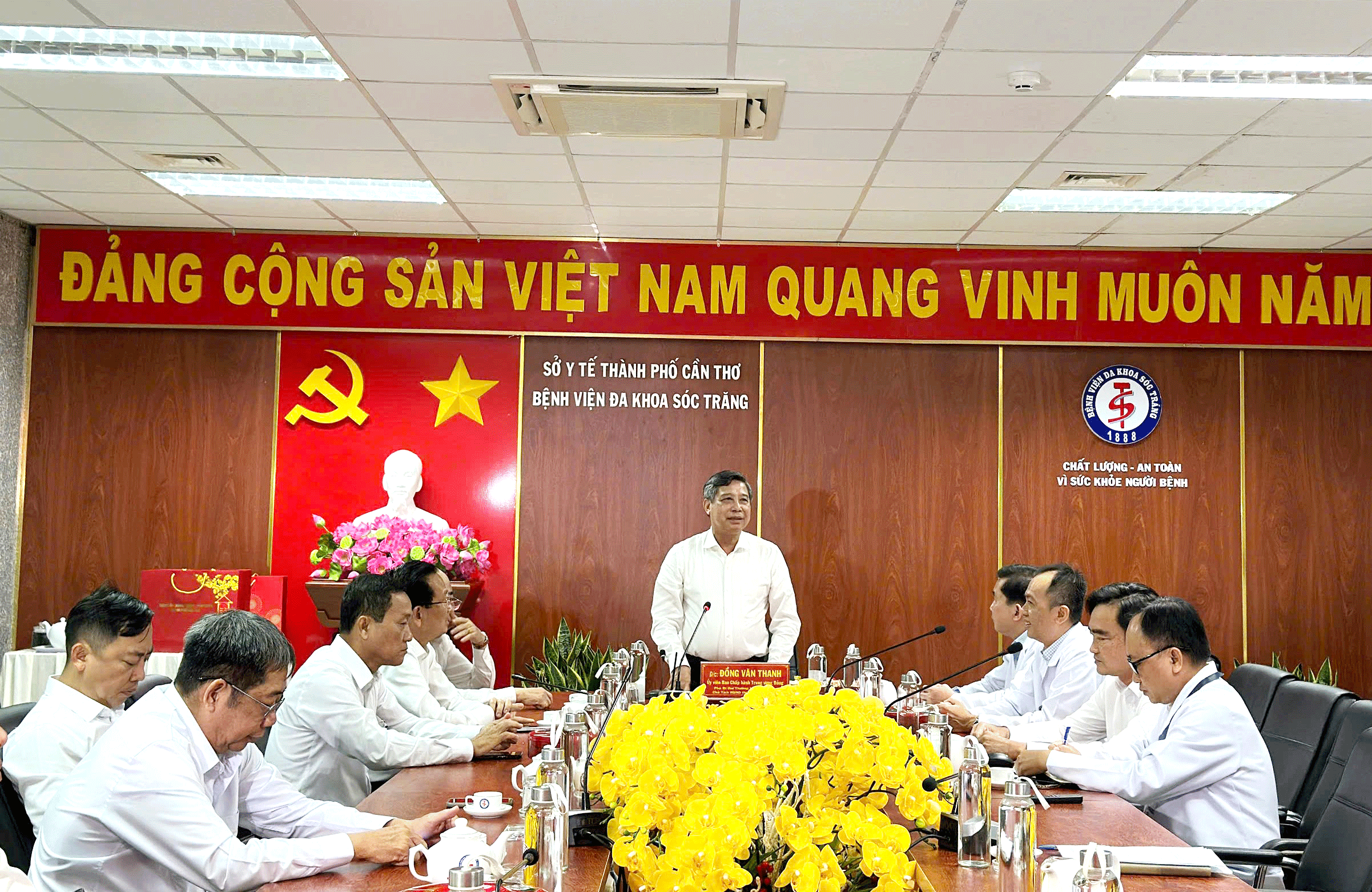 អនុលេខាប្រចាំការនៃគណៈកម្មាធិការបក្សទីក្រុង លោកដុងវ៉ាំងថាញ អញ្ជើញទៅសួរសុខទុក្ខនិងប្រសិទ្ធពរឆ្នាំថ្មីនៅមន្ទីរពេទ្យពហុព្យាបាលសុកត្រាំង