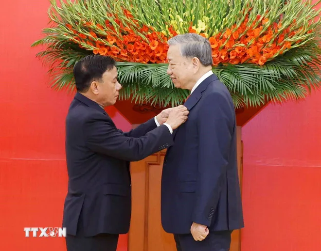 Trao Huy hiệu 45 năm tuổi Đảng tặng Tổng Bí thư Tô Lâm