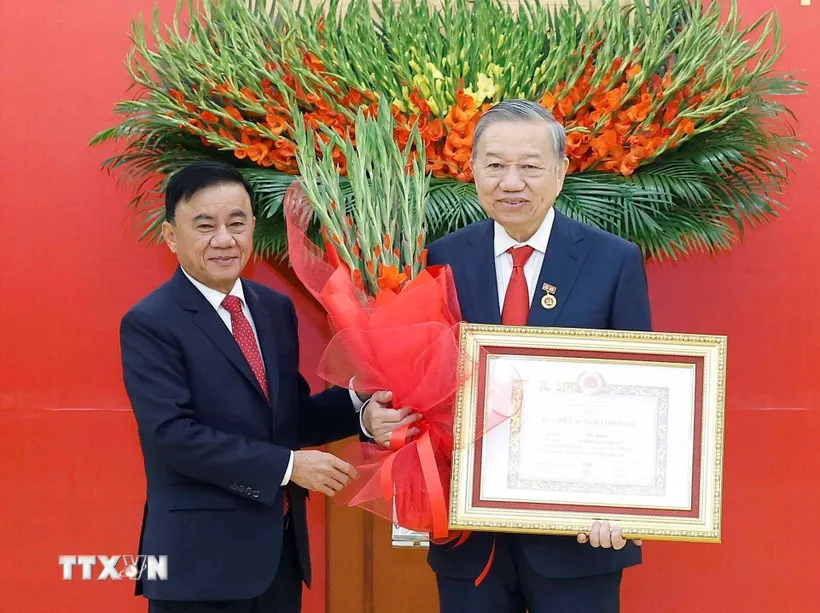 Trao Huy hiệu 45 năm tuổi Đảng tặng Tổng Bí thư Tô Lâm