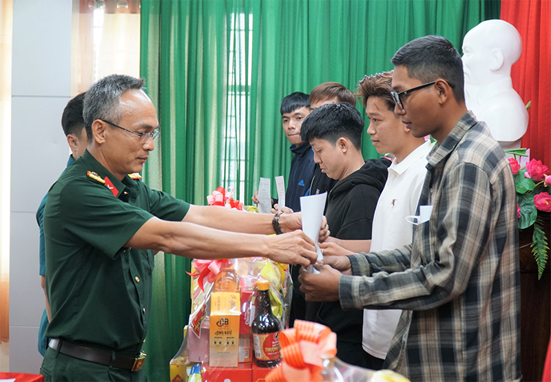 Trao quyết định gọi công dân nhập ngũ năm 2026