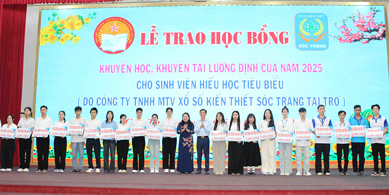 Sinh viên hiếu học tiêu biểu được nhận học bổng khuyến học, khuyến tài Lương Định Của