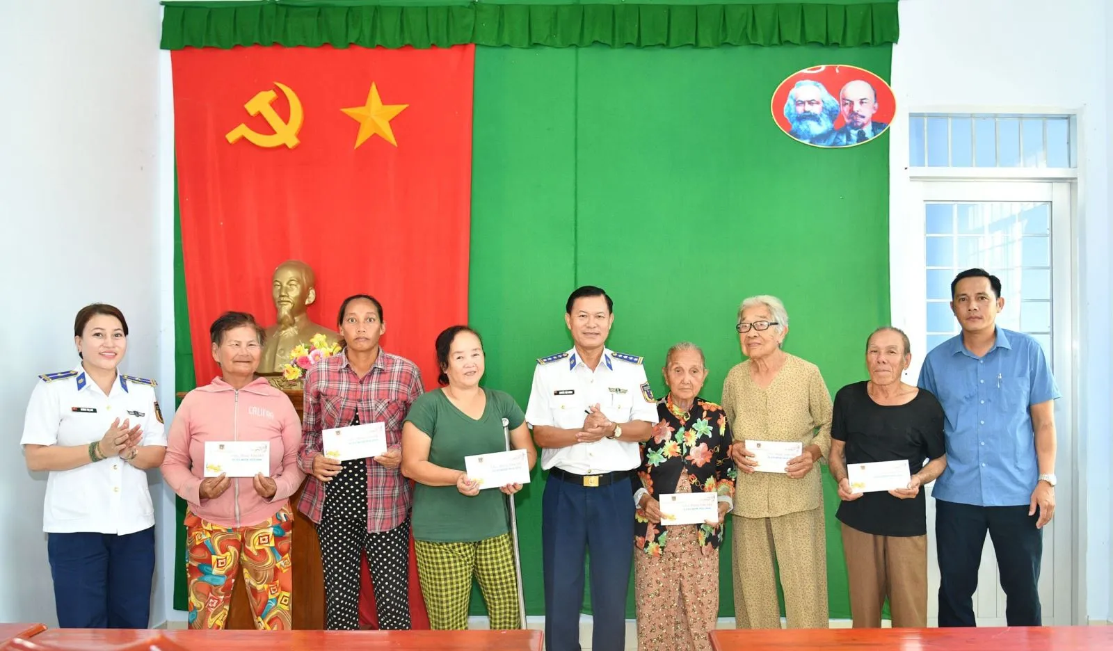 Cảnh sát biển tặng quà Tết các gia đình chính sách và hộ nghèo