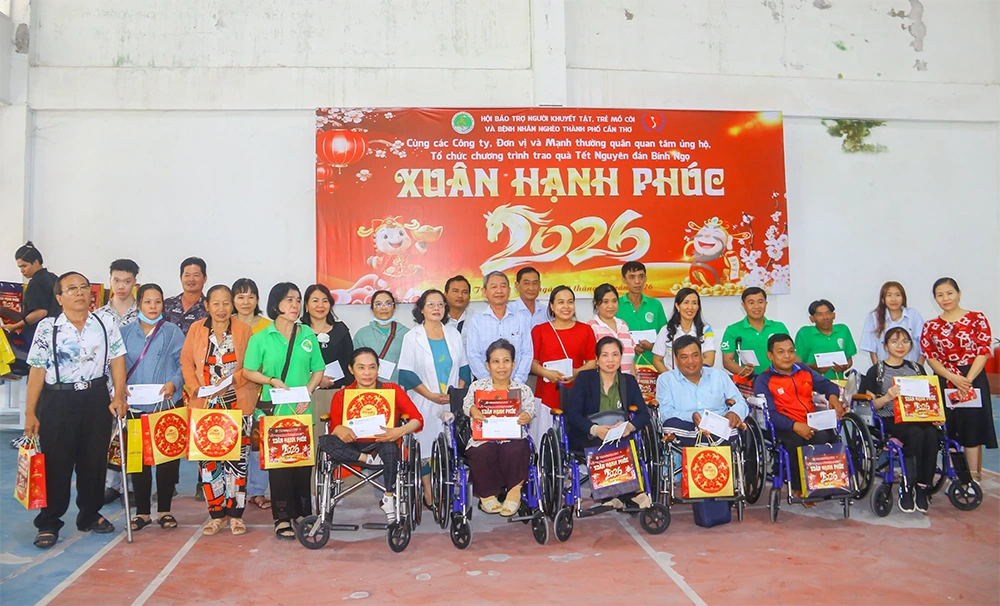 Người khuyết tật, trẻ mồ côi và bệnh nhân nghèo phấn khởi khi nhận quà Tết.