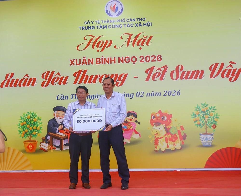 Trung tâm Công tác xã hội TP Cần Thơ nhận bảng tượng trưng từ UBND thành phố 80 triệu đồng để tổ chức các hoạt động vui xuân, chăm lo cho trẻ em tại trung tâm