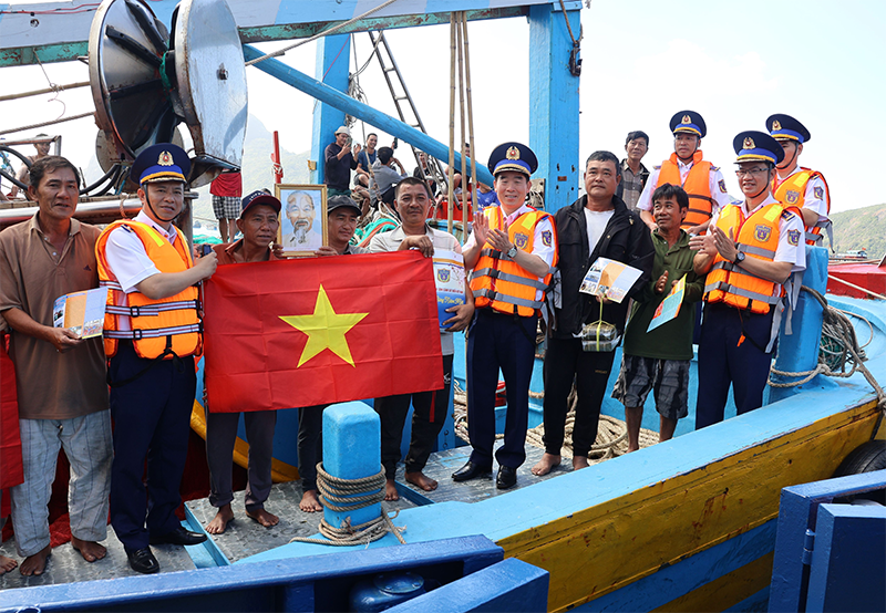 Đoàn kết một lòng, phát huy truyền thống của Quân đội nhân dân, Cảnh sát biển Việt Nam anh hùng
