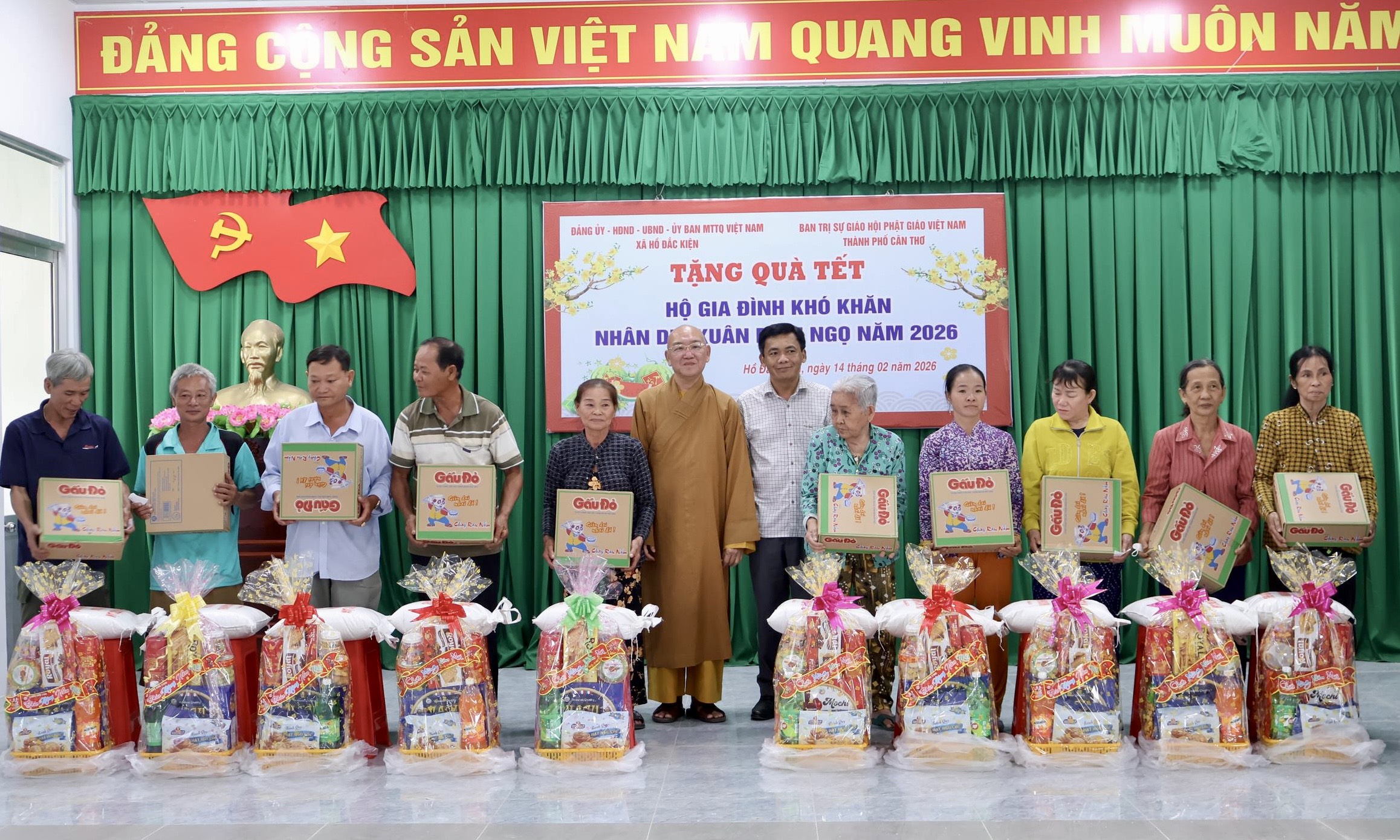 នាយកមន្ទីរជនជាតិនិងសាសនា អញ្ជើញទៅសួរសុខទុក្ខ និងជូនអំ ណោយដល់ជនជាតិភាគតិចនៅទីក្រុងកឹងធើ
