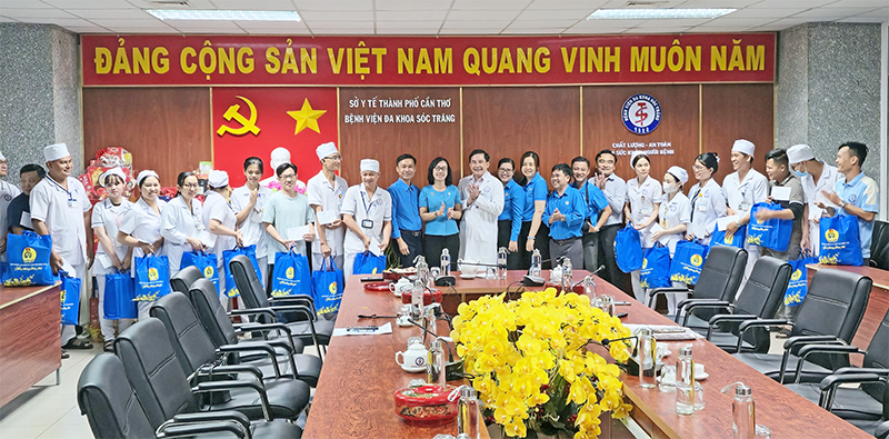 LĐLĐ TP Cần Thơ thăm, tặng quà công nhân vệ sinh và cán bộ y tế trực Tết