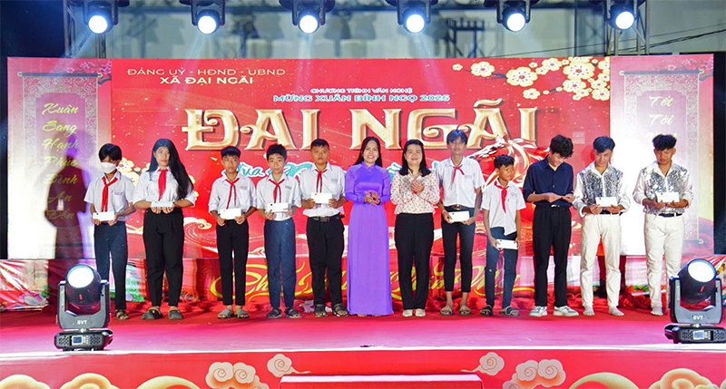 50 suất học bổng được trao tại chương trình văn nghệ “Đại Ngãi - Mùa xuân đầu tiên”