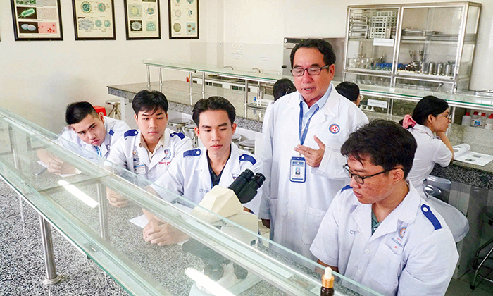 Miệt mài với nghiên cứu sinh học phân tử và giải trình gen kháng thuốc