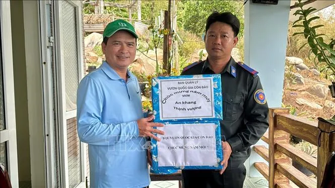 Gói ghém tình quê, gửi người giữ rừng nơi đầu sóng