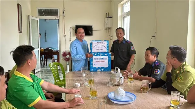 Gói ghém tình quê, gửi người giữ rừng nơi đầu sóng