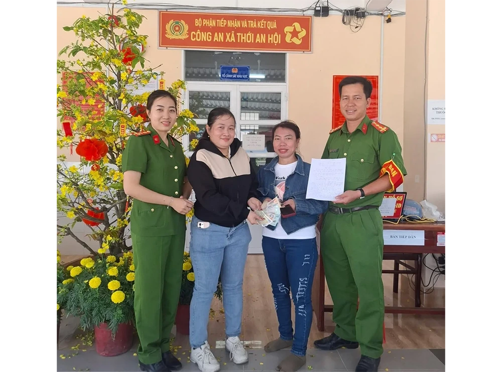 Công an xã Thới An Hội xác minh, trao trả tài sản bị đánh rơi cho người dân