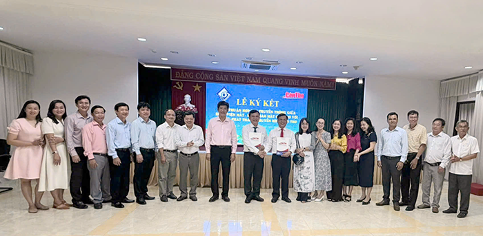 Ký kết thỏa thuận hợp tác truyền thông về mắt, răng hàm mặt