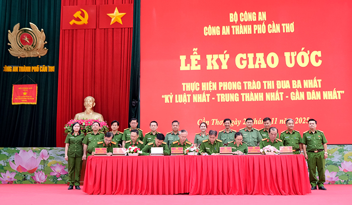 Nêu cao tinh thần vì nhân dân phục vụ