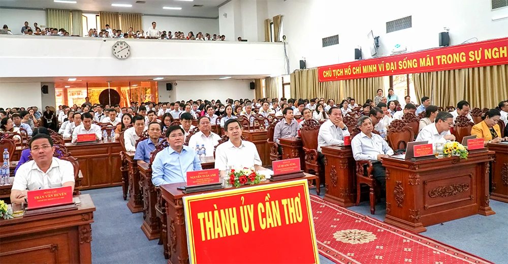 Khẩn trương thực hiện các nghị quyết của Bộ Chính trị vừa ban hành để góp phần xây dựng nước Việt Nam phát triển nhanh, bền vững