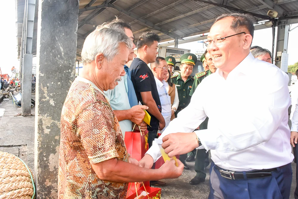 Lãnh đạo TP Cần Thơ động viên ngư dân trước chuyến ra khơi đầu năm