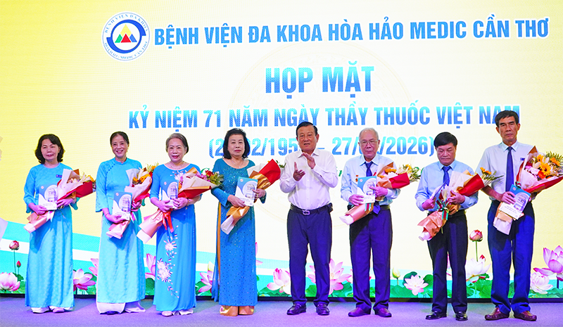 Bệnh viện Đa khoa Hòa Hảo - Medic Cần Thơ họp mặt kỷ niệm Ngày Thầy thuốc Việt Nam