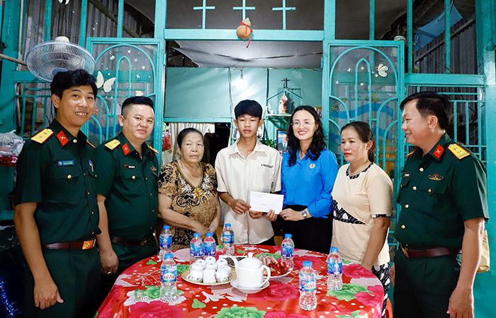 LĐLĐ TP Cần Thơ thăm, tặng quà thanh niên chuẩn bị nhập ngũ