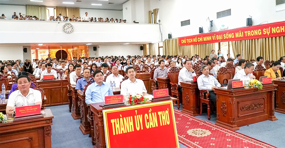 ប្រញាប់អនុវត្តបណ្តាសេចក្តីសម្រេចរបស់ការិយាល័យនយោបាយដែលទើបនឹងប្រកាសឱ្យប្រើ ដើម្បីរួមចំណែកកសាងប្រទេសវៀតណាមអភិវឌ្ឍន៍ឆាប់រហ័ស និងចីរភាព