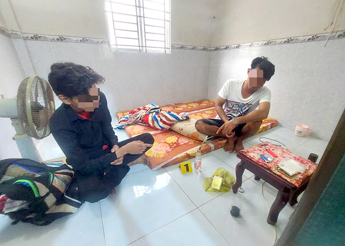 Cầm điện thoại lấy tiền mua ma túy để sử dụng