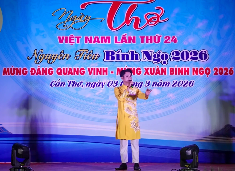 Bến Ninh Kiều đậm chất thơ trong đêm Nguyên tiêu