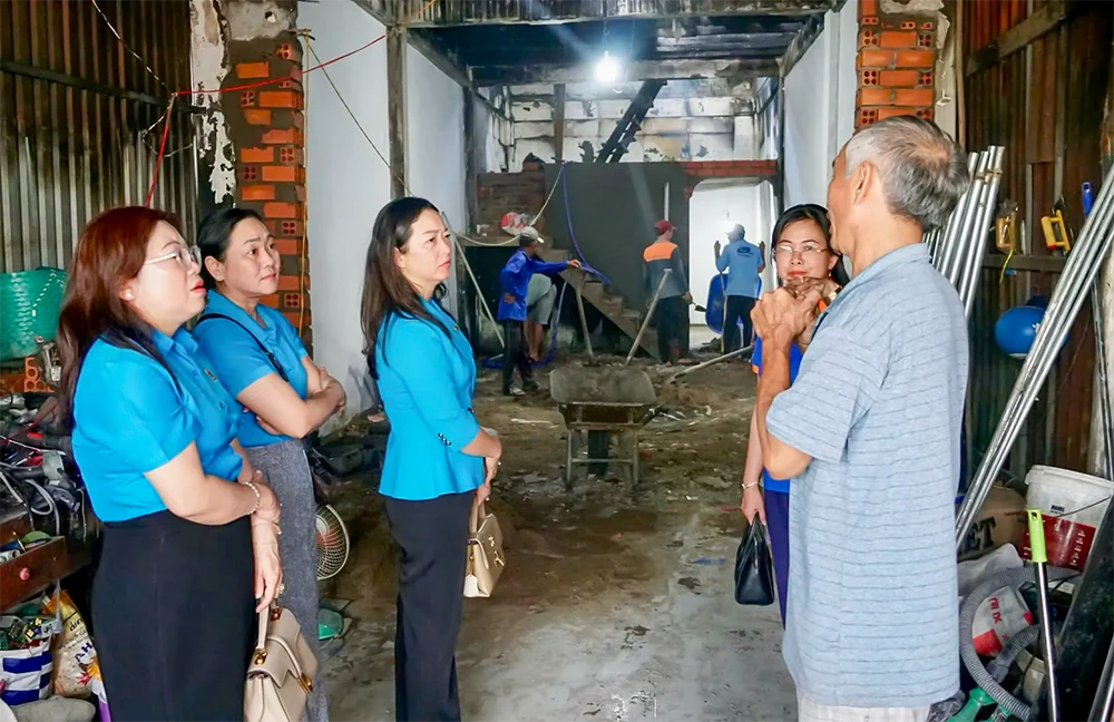 LĐLĐ thành phố thăm hỏi, hỗ trợ gia đình đoàn viên bị hỏa hoạn