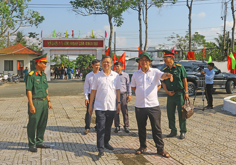 Ông Trương Cảnh Tuyên (thứ 2 từ trái sang), Phó Bí thư Thành ủy, Chủ tịch UBND TP Cần Thơ, Chủ tịch Hội đồng Nghĩa vụ Quân sự thành phố kiểm tra điểm giao, nhận quân phường Long Mỹ.