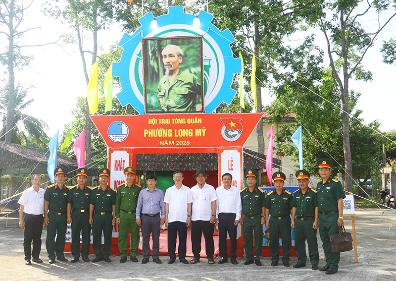 Ông Trương Cảnh Tuyên cùng đoàn kiểm tra tại hội trại tòng quân phường Long Mỹ