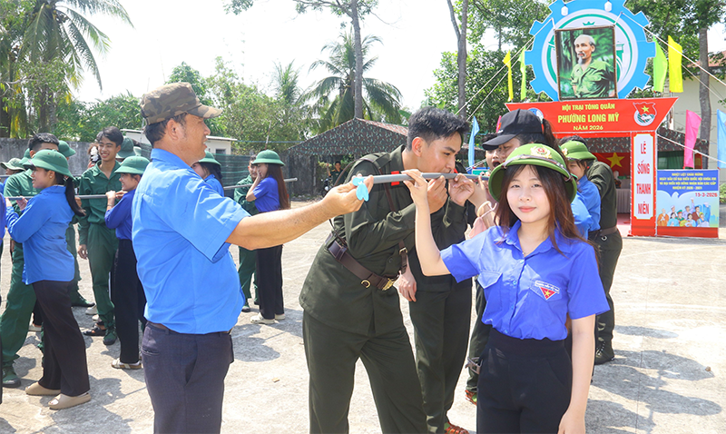 Sôi nổi Hội trại tòng quân, thanh niên Cần Thơ sẵn sàng lên đường nhập ngũ Các tân binh cùng đoàn viên của phường Long Mỹ tham gia trò chơi.