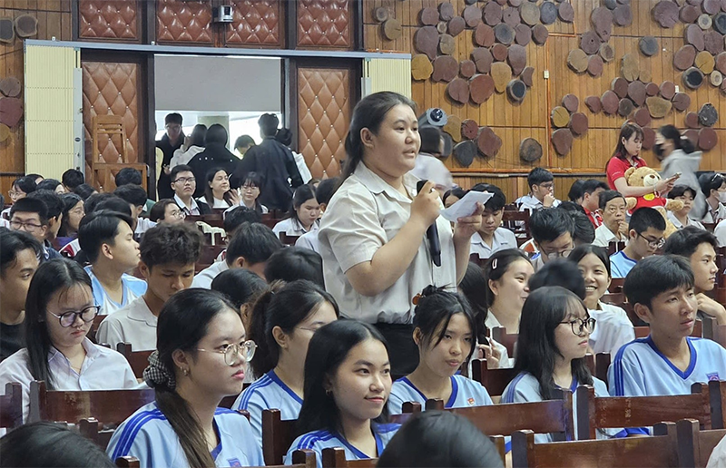 Hơn 900 học sinh tham gia chương trình Tư vấn hướng nghiệp, xét tuyển đại học, cao đẳng năm 2026