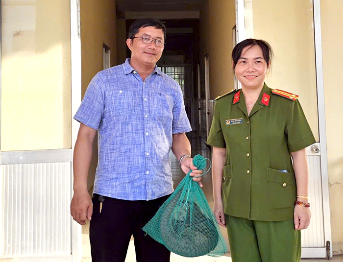 Người dân ở phường Cái Răng giao nộp cá thể tê tê quý hiếm