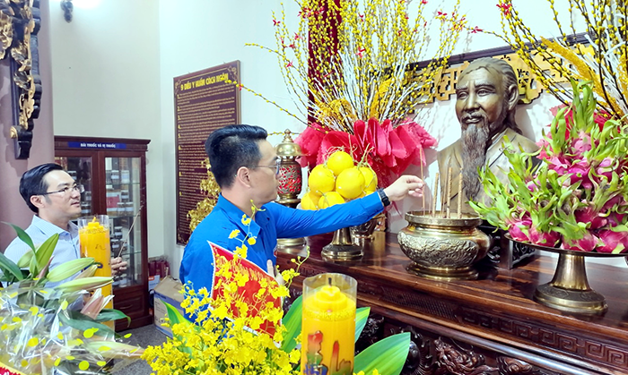 Dâng hương tưởng nhớ Đức Y tổ Hải Thượng Lãn Ông Lê Hữu Trác