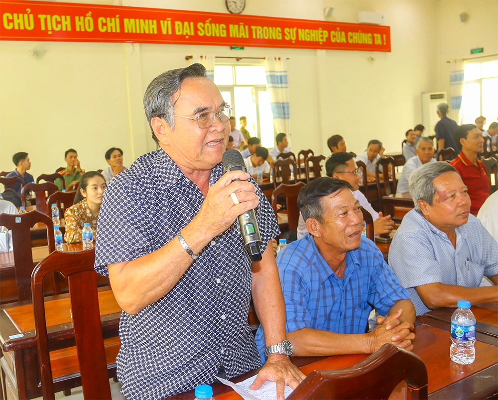 Cử tri xã Thạnh Phú góp ý kiến tại hội nghị.