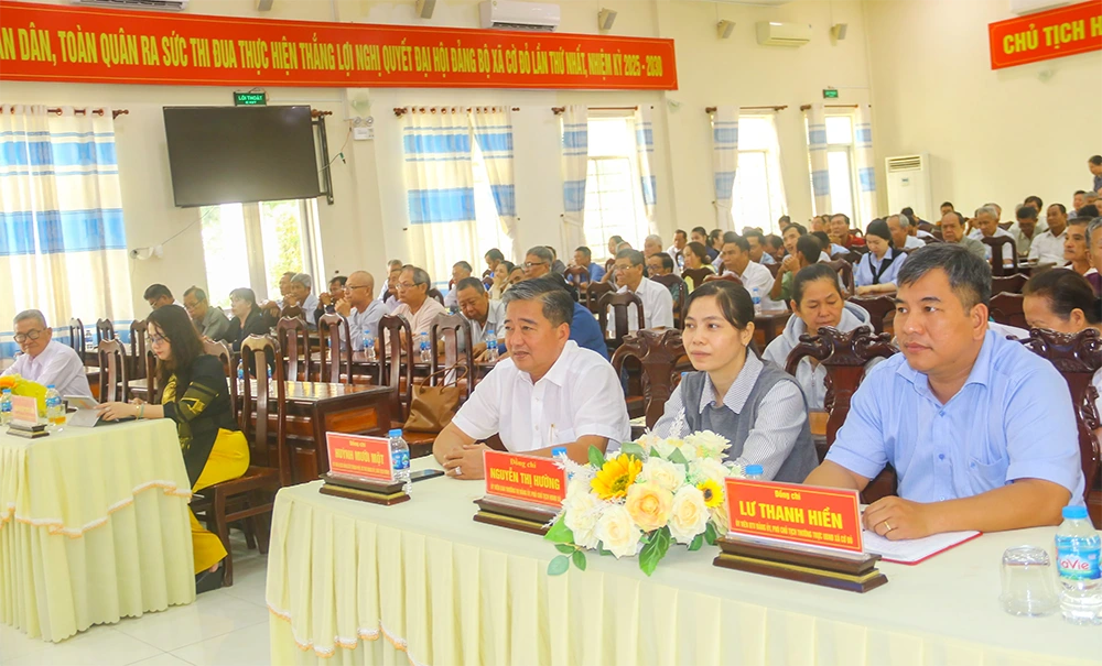 Lãnh đạo thành phố, địa phương và cử tri dự hội nghị.